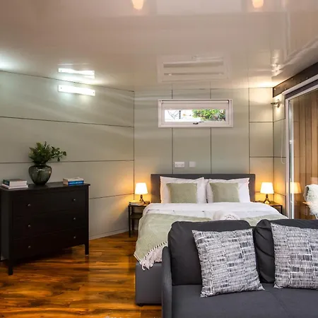 Stylish With Huge Garden *