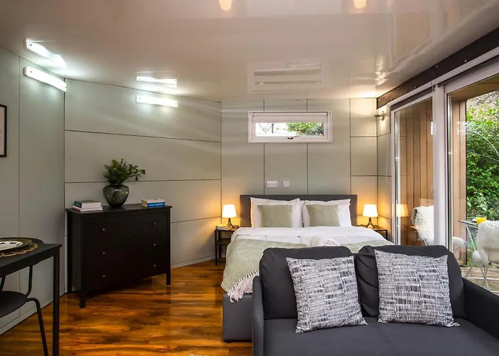 Stylish With Huge Garden *