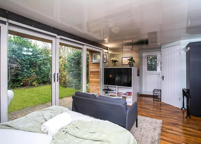 Stylish With Huge Garden Harrogate