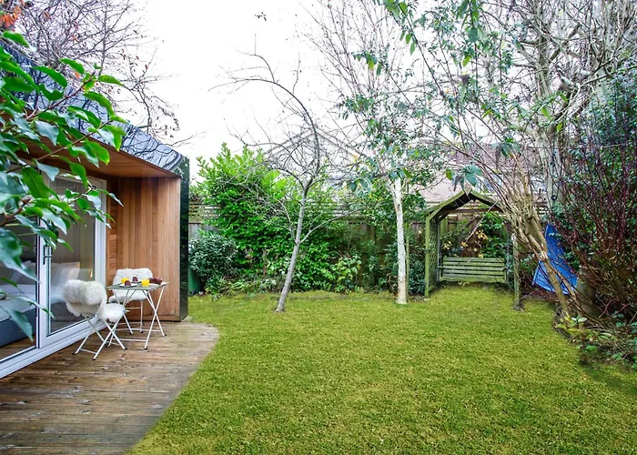 Stylish With Huge Garden Apartamento