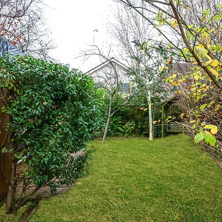 Stylish With Huge Garden Apartment *