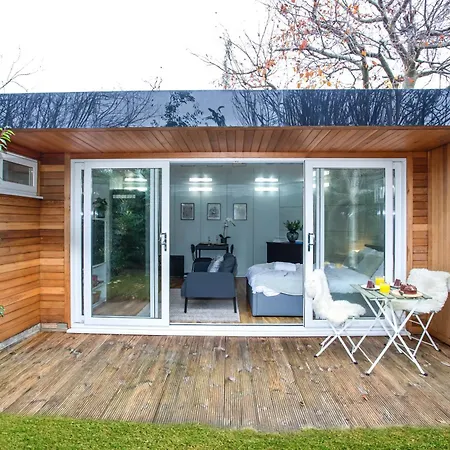 Stylish With Huge Garden Apartment Harrogate